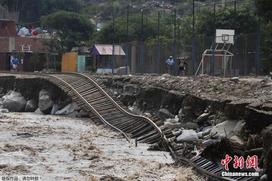 秘魯暴雨洪水肆虐已致75死 橋樑斷裂鐵路坍塌