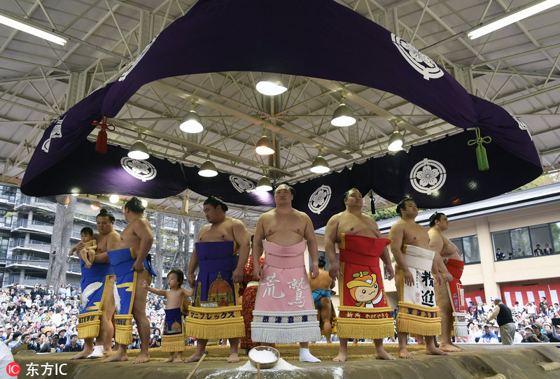 日本举行相扑大赛 赤身肉搏场面激烈