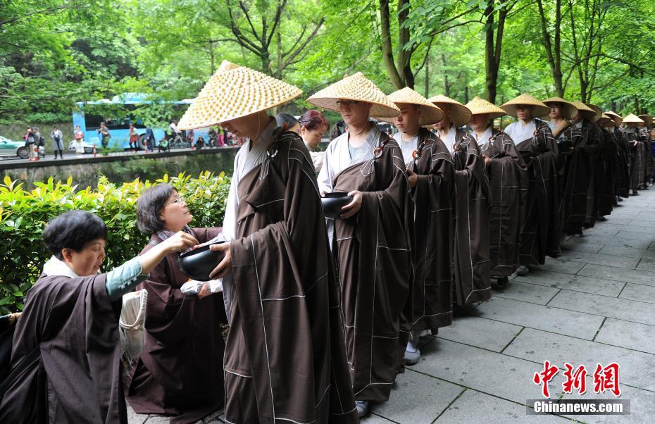 杭州500余位僧人进行"托钵行脚"活动